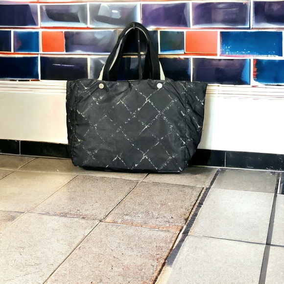 SOLD - CHANEL Tote - Picture 3 of 12